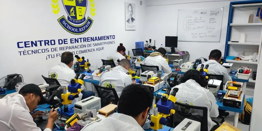 Aula de prácticas de reparación de móviles en Madrid