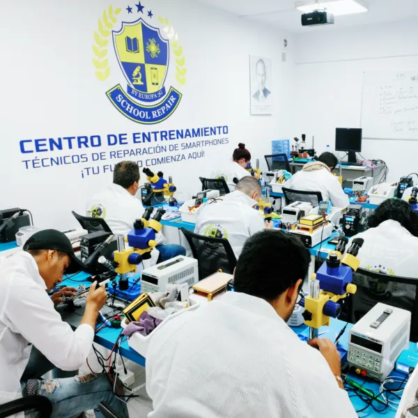 Banco de trabajo de un técnico de reparación de móviles