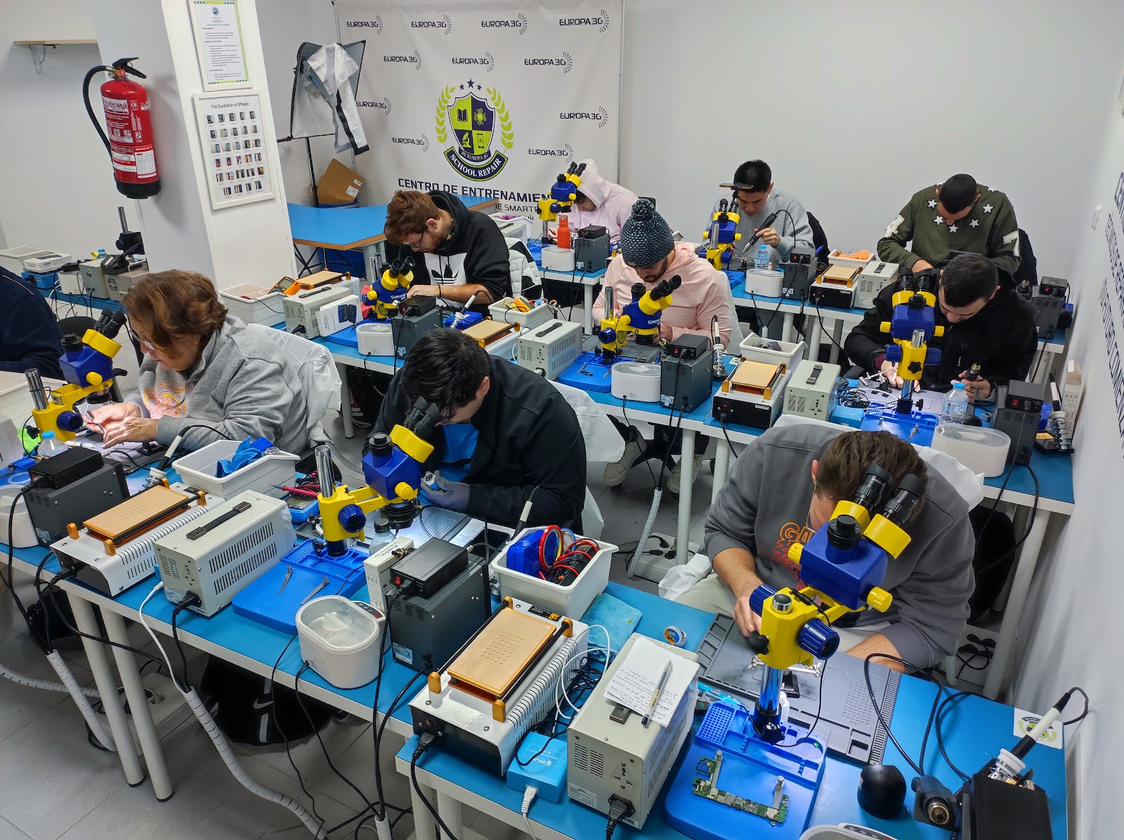 Aula y trabajos de alumnos en School Repair Phones