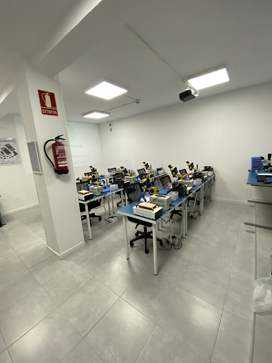 Aula y trabajos de alumnos en School Repair Phones