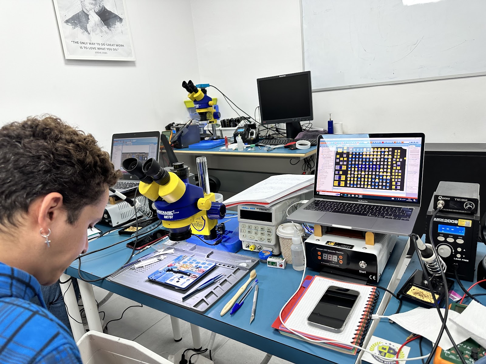 Aula y trabajos de alumnos en School Repair Phones