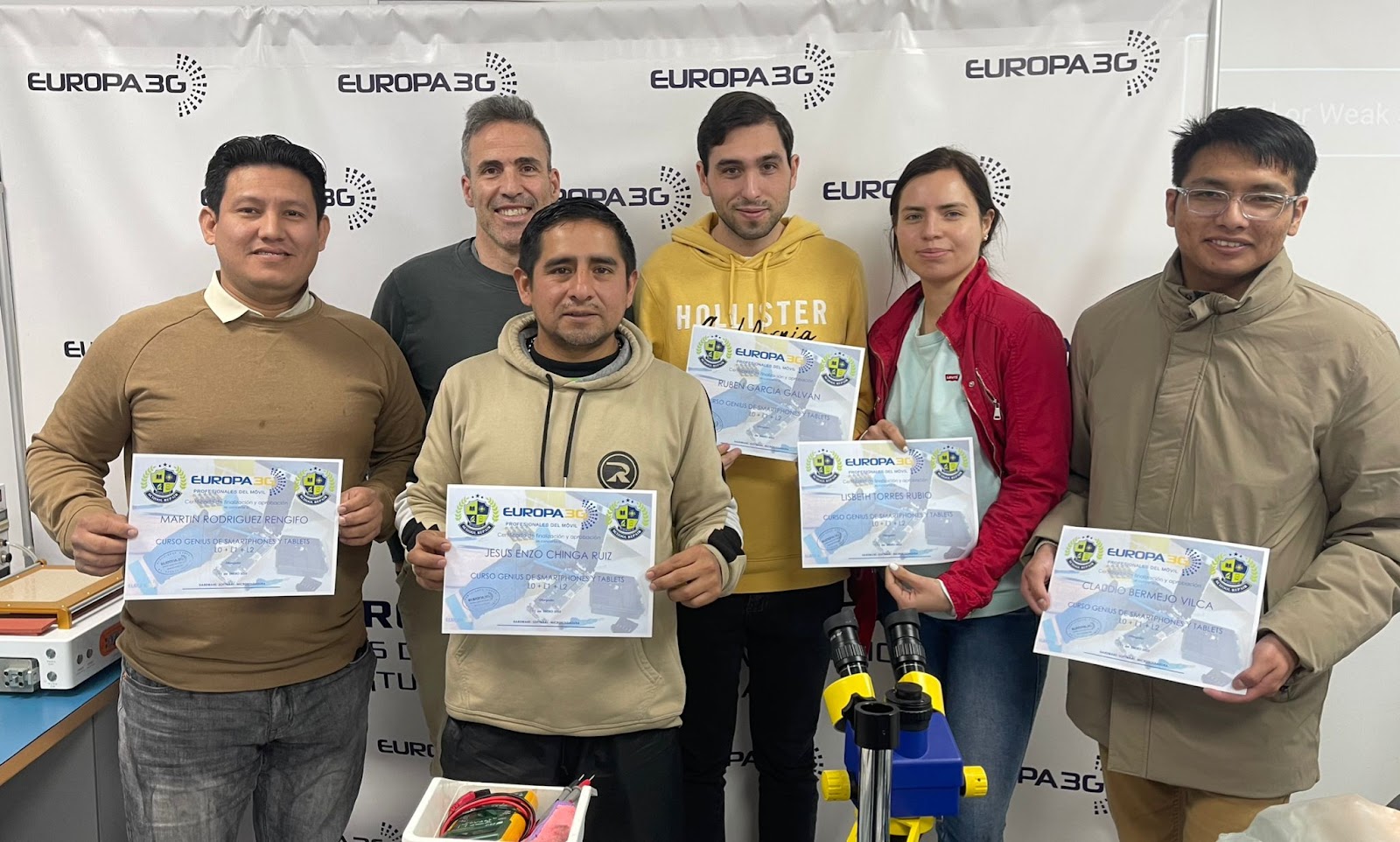 Aula y trabajos de alumnos en School Repair Phones