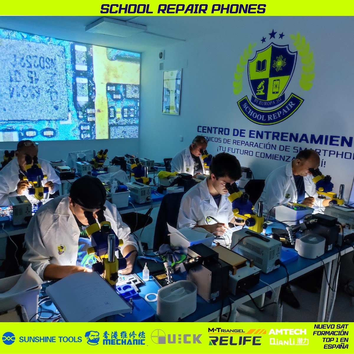 Aula y trabajos de alumnos en School Repair Phones