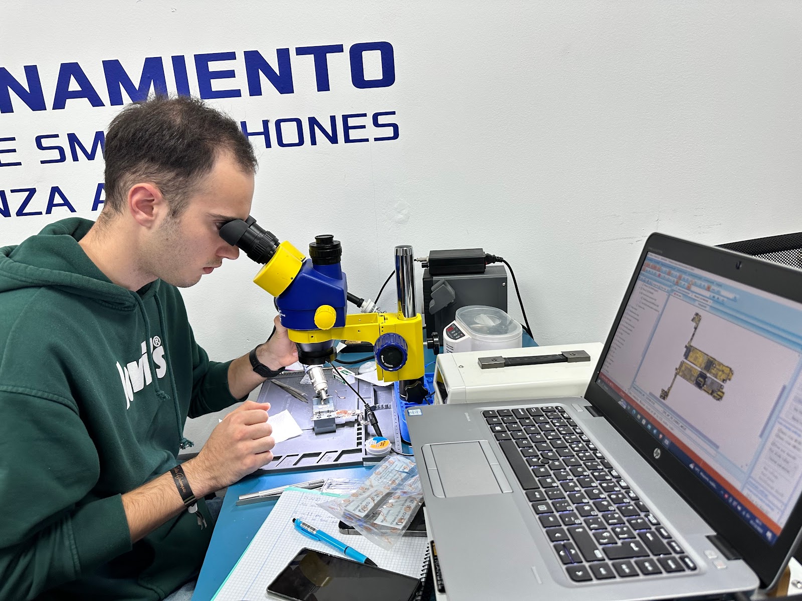 Aula y trabajos de alumnos en School Repair Phones