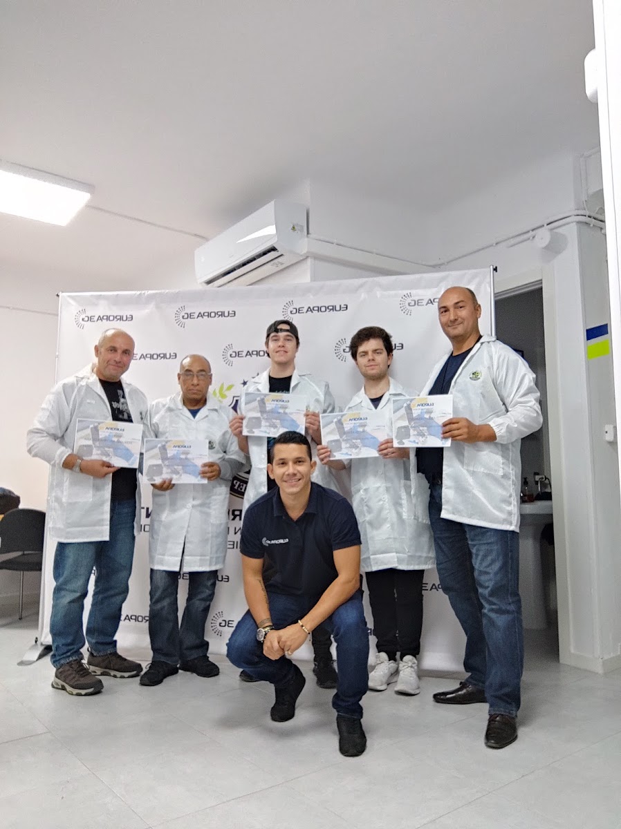 Aula y trabajos de alumnos en School Repair Phones