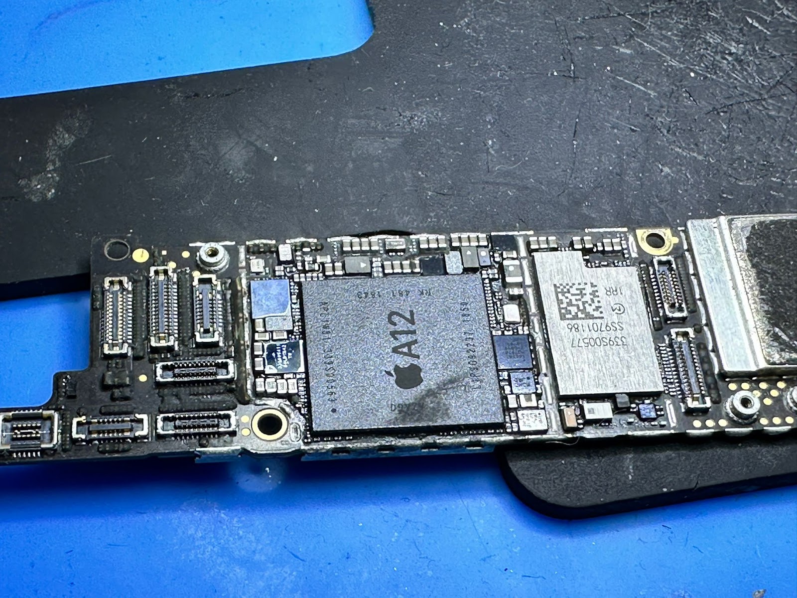 Aula y trabajos de alumnos en School Repair Phones
