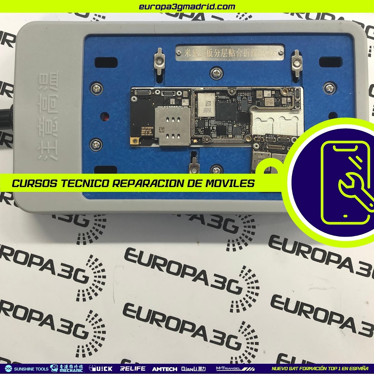 Aula y trabajos de alumnos en School Repair Phones