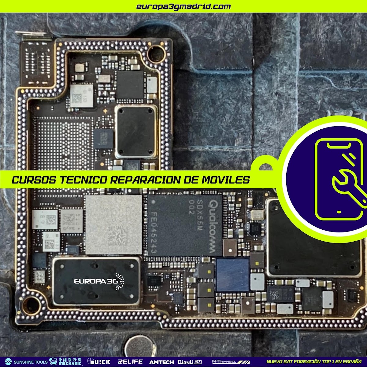 Aula y trabajos de alumnos en School Repair Phones