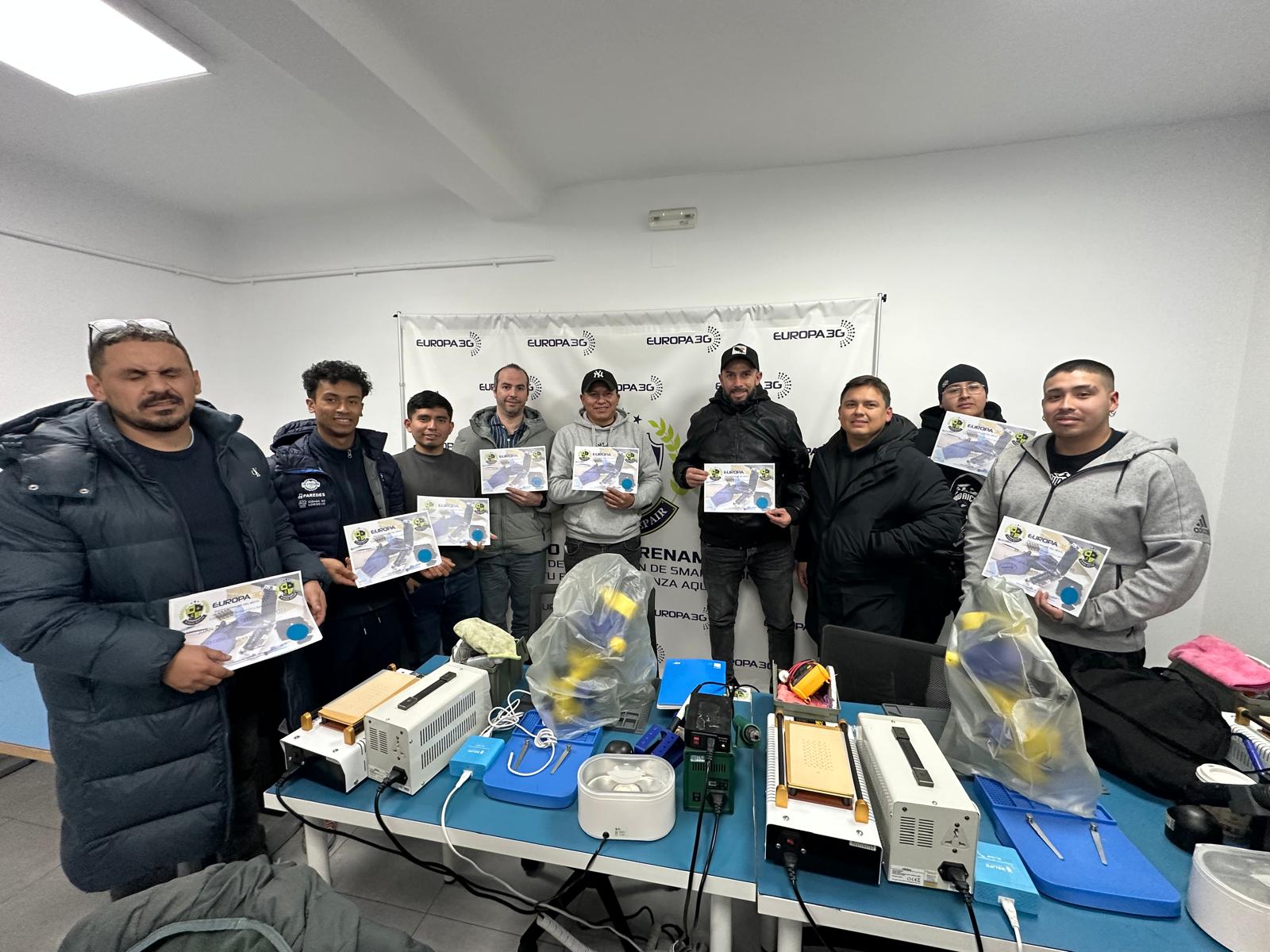 Aula y trabajos de alumnos en School Repair Phones