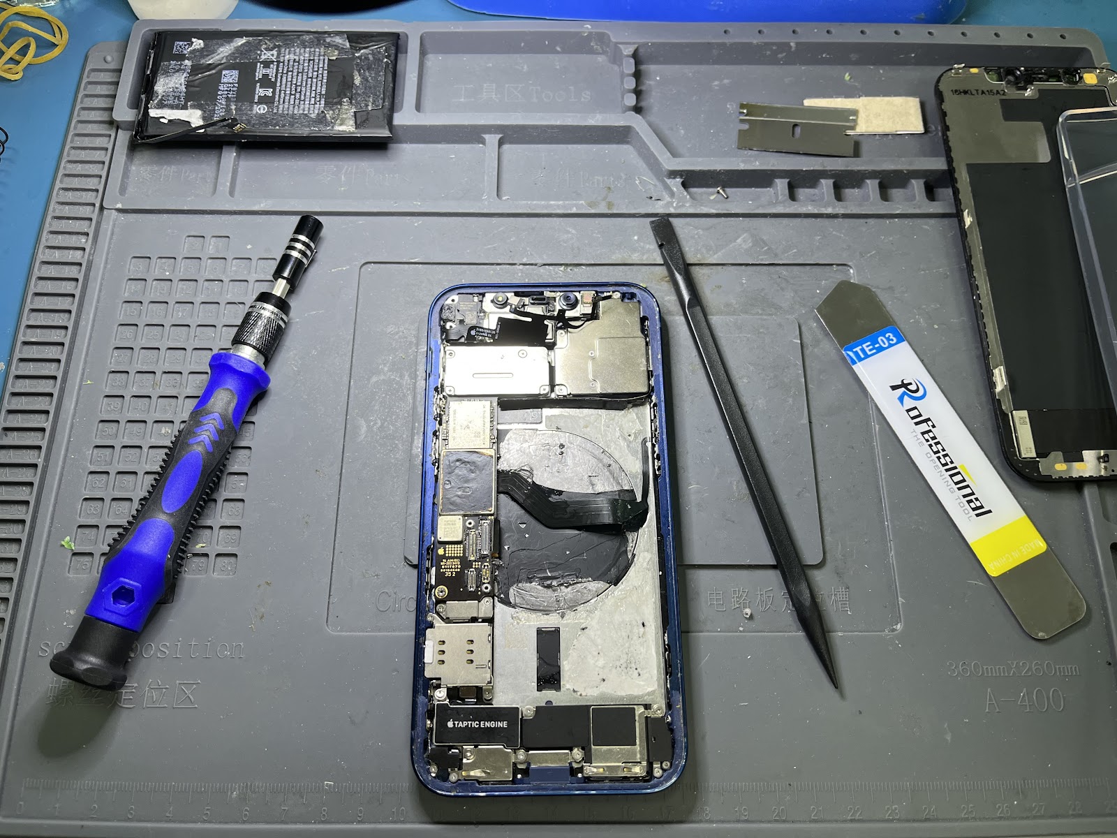 Aula y trabajos de alumnos en School Repair Phones
